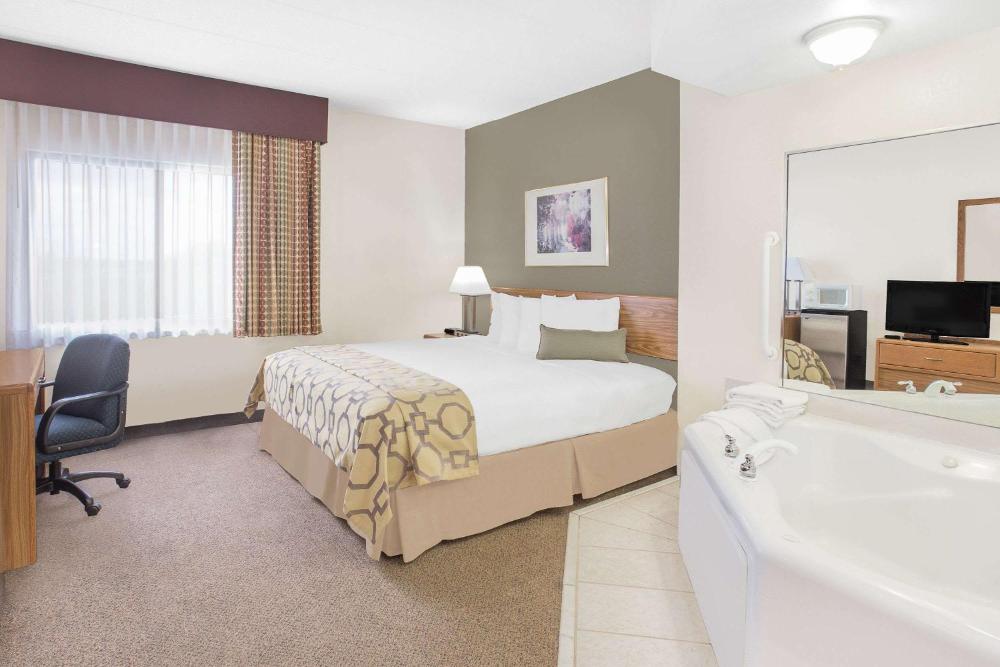 Deluxe King Room - Non-Smoking interior