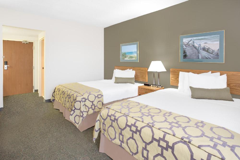 Queen Room with Two Queen Beds - Non-Smoking interior